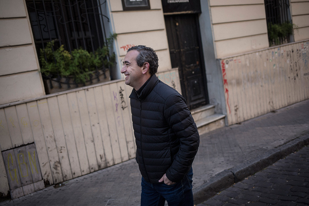 Pablo Javkin caminando sonriente