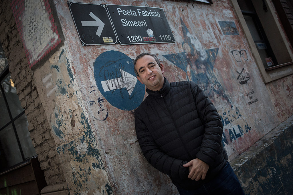 Pablo Javkin paso al lado del cartel que señala la cortada Poeta Fabricio Simeoni.