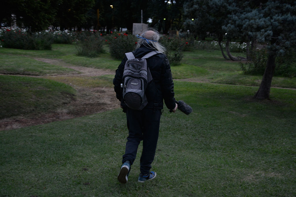 Adolfo Corts recorre el camino con su equipo de grabación de sonido