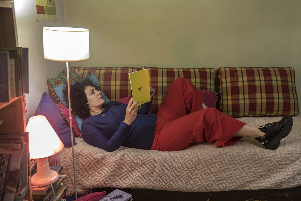 Patricia Suárez recostada en el sillón leyendo