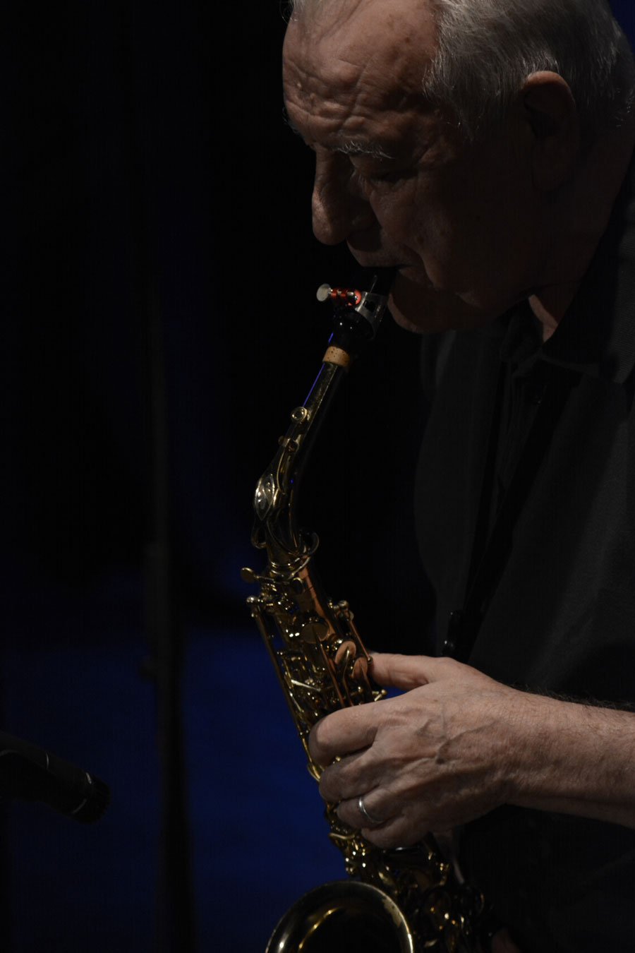 Chivo González toca el saxo