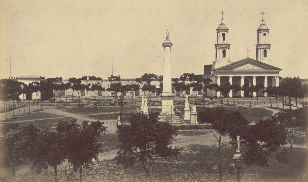 Plaza 25 de Mayo, casa municipal parroquial e iglesia matriz, columna a la Constitución